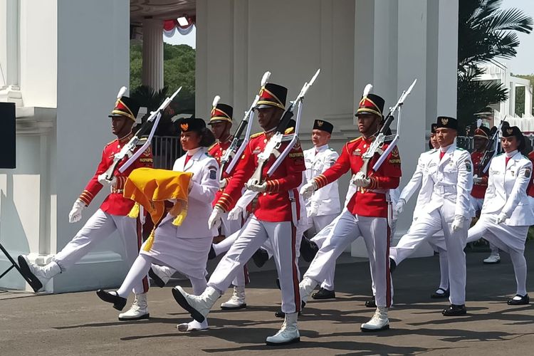 Sepatu anggota Pasukan Pengibar Bendera Pusaka (Paskibraka) pembawa baki bendera, Lilly Indiani Suparman Wenda, terlepas usai mengibarkan bendera, Kamis (17/8/2023).