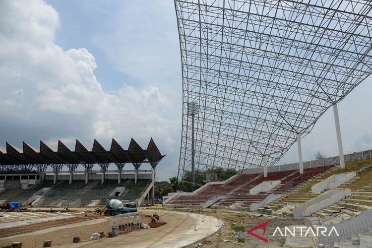 Pekerja memasang rangka atap dan pengecoran lapangan bola Stadion Harapan Bangsa saat renovasi dan pembangunan kembali untuk persiapan Pekan Olahraga Nasional (PON) XXI di Banda Aceh, Aceh, Selasa (26/3/2024). Pemerintah merenovasi dan membangunan kembali sebanyak 12 venue PON XXI di Aceh dengan anggaran senilai Rp556,78 miliar yang bersumber dari APBN tahun 2023-2024 dan progres fisik venue hingga saat ini baru mencapai 14,18 persen.