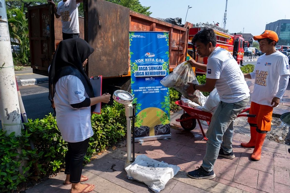 BRI berkolaborasi dengan berbagai pihak menjalankan program BRI Peduli Yok Kita GAS untuk mengajak masyarakat mengurangi sampah dengan membangun bank sampah.