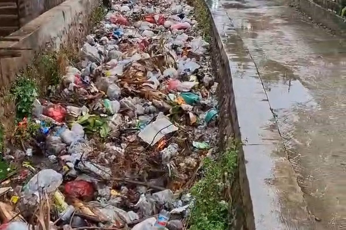 Tangkapan layar rekaman banjir sampah di Pulau Kangen, Sumenep, Jawa Timur. 