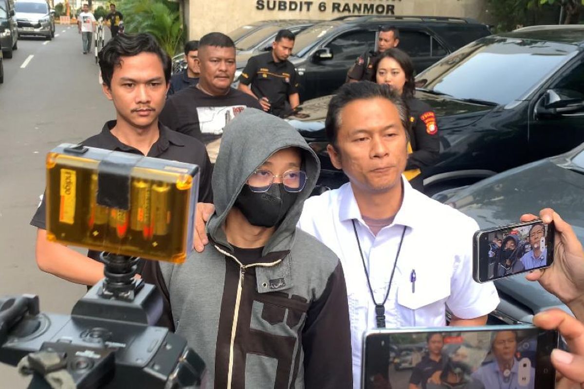 Petugas Damkar Jakarta Timur berinisial SN digiring polisi setelah ditetapkan menjadi tersangka kasus dugaan pencabulan anak kandungnya, Selasa (2/4/2024). 