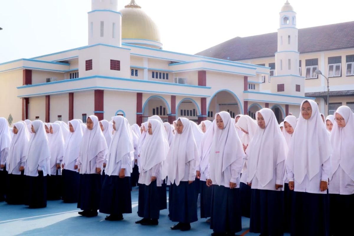 Lulusan As-Syifa Boarding School diharapkan siap menghadapi tantangan era digital, dengan tetap berpegang teguh pada nilai - nilai keimanan.