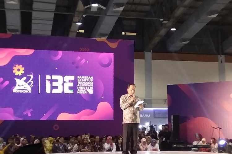 Menteri Riset, Teknologi, dan Pendidikan Tinggi Mohamad Nasir saat menyambut dan membuka Pameran I3E di Jakarta, Kamis (3/10/2019)