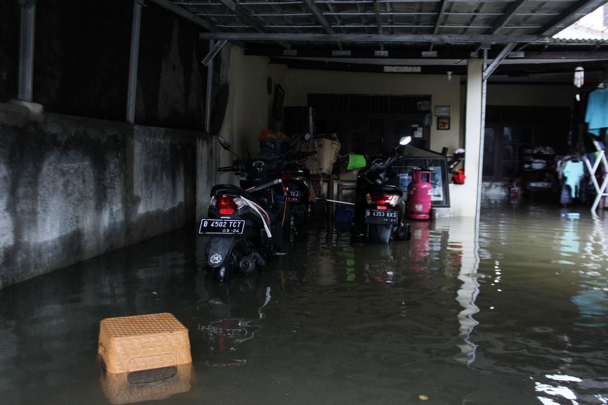 Kondisi rumah warga yang terendam banjir di Jalan Nurul Hidayah, Kramat Jati, Jakarta Timur, Rabu (1/1/2020). Longsor dan Banjir disebabkan oleh intensitas curah hujan yang tinggi.