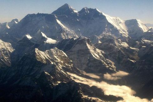 Berbagai Misi Mencapai Puncak Everest, Penerbangan hingga Pendaki Termuda