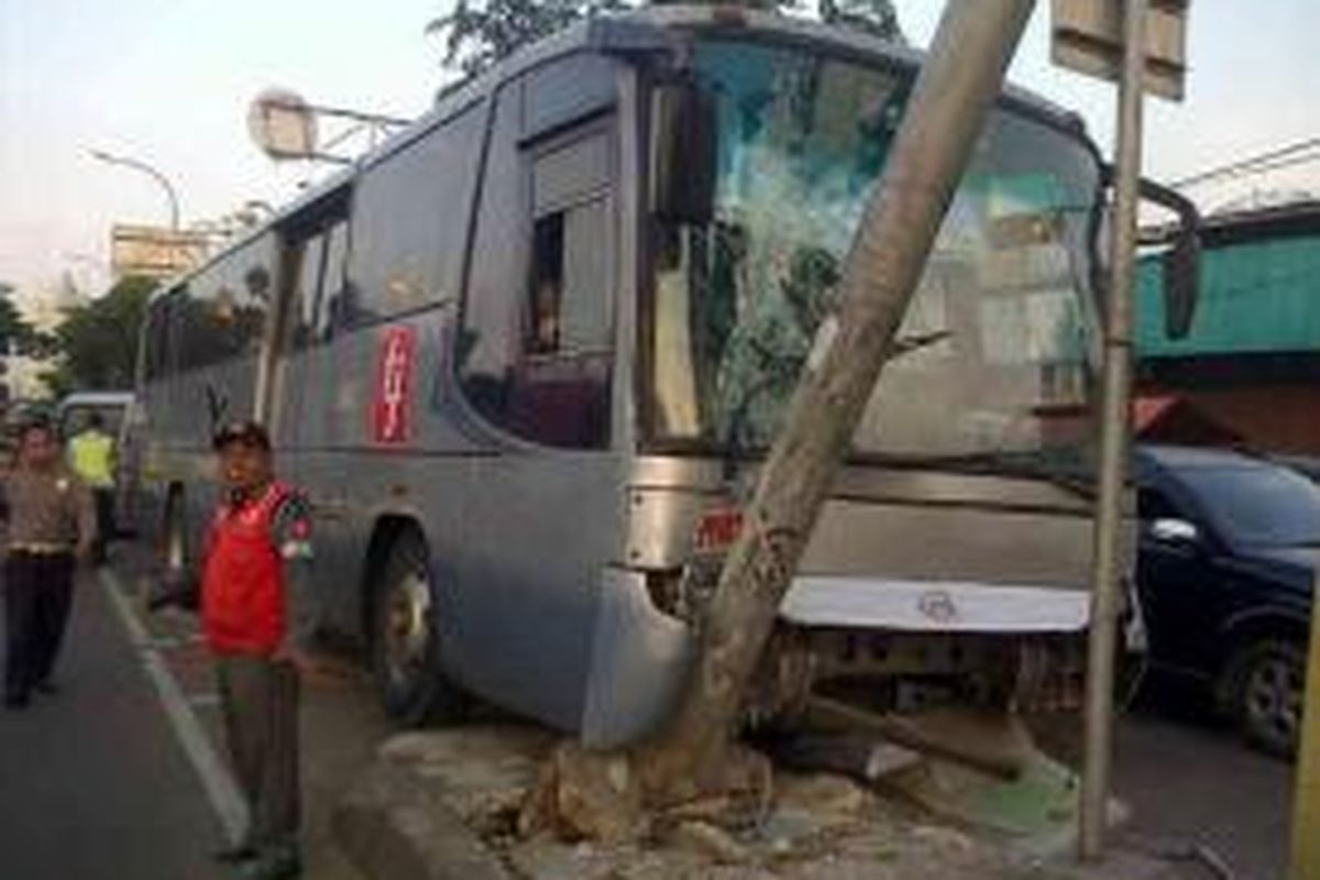 Sebuah bus transjakarta di koridor IV jurusan Dukuh Atas-Pulogadung menabrak tiang rambu penunjuk jalan di Jalan Pramuka, tepatnya depan Pasar Pramuka, Matraman, Jakarta Timur, Kamis (20/2/2014) pukul 17.00.