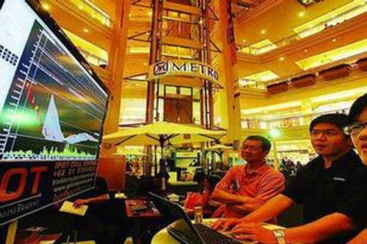 Ilustrasi: Pengunjung mencermati perkembangan harga saham pada layar yang terpasang di ajang Roadshow Pasar Modal di Mal Taman Anggrek, Jakarta, beberapa waktu lalu. Investasi pada saham dianggap cocok untuk kelas menengah muda. Namun, sebagian besar kelas menengah Indonesia masih berada di lapisan kelas menengah bawah yang rawan tergelincir menjadi miskin.