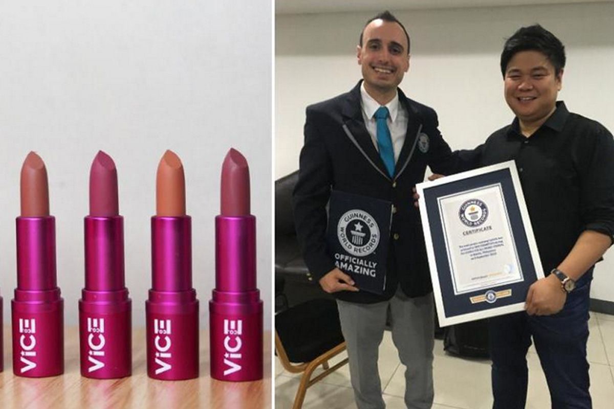Vice Ganda (kanan) mendapat sertiikat pemecahan rekor dunia Guinness World Record, karena sukses mengumpulkan 6.900 orang untuk aksi memakai lipstik bersamaan.  