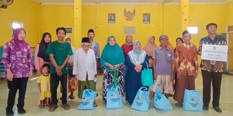 Bantuan sembako dari Pemprov Jateng untuk warga terdampak banjir rob Demak.