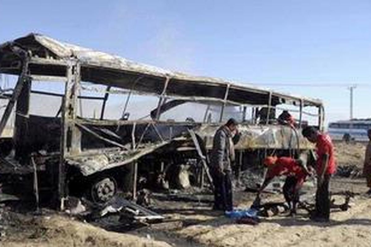 Bangkai bus pengangkut umat Syiah Pakistan yang dibom dan menewaskan 19 orang peziarah.