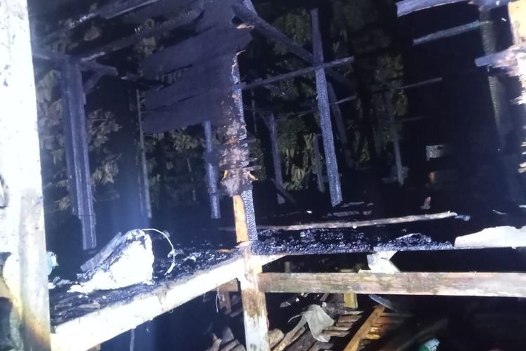 Sebuah rumah di Dusun To'Katapi Bawah, Desa To'Lemo, Kecamatan Lamasi Timur, Kabupaten Luwu, Sulawesi Selatan, hangus terbakar pada pukul 20.15 Wita, Senin (25/3/2024) malam.
