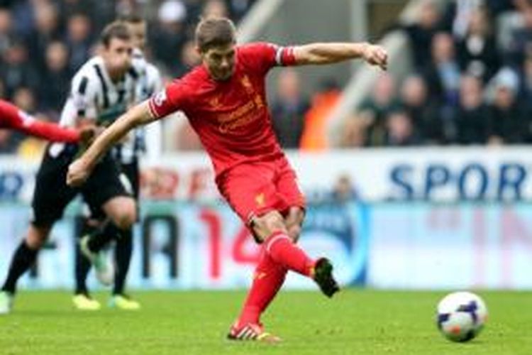 Eksekusi penalti Steven Gerrard (merah) berhasil membobol gawang Newcastle United pada laga Premier League, di Stadion St James Park, Sabtu (19/10/2013). Liverpool hanya bermain imbang 2-2 melawan Newcastle.