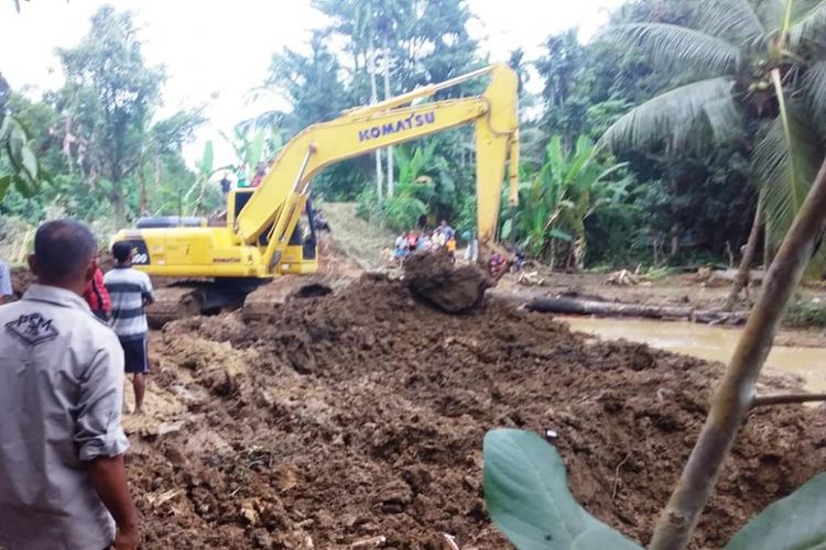Pekerja memperbaiki tanggul jebol di Desa Meunasah Kumbang, Kecamatan Syamtalira Aron, Aceh Utara, Senin (26/11/2018)
