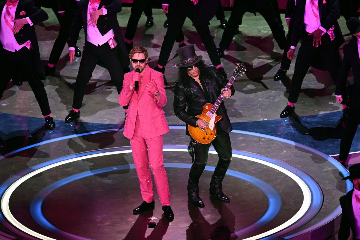 Aktor Ryan Gosling (kiri) bersama gitaris legendaris Slash saat membawakan lagu soundtrack Barbie, I Am Just Ken di panggung Oscar di Los Angeles, Amerika Serikat, Minggu (10/3/2024) malam waktu setempat.