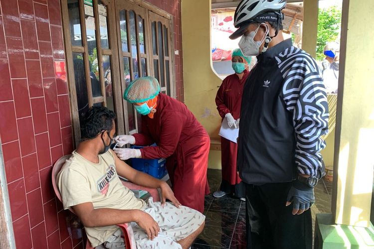 VAKSIN—Walikota Madiun, Maidi meninjau program vaksinasi door to door salah satu orang dengan gangguan jiwa di Kelurahan Banjarejo, Kecamatan Taman, Kota Madiun, Jawa Timur, Jumat (3/9/2021)