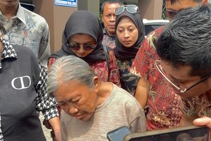 Nenek Elina Diperiksa Polda Jatim, Mengaku Diangkat 4 Orang Saat Diusir dari Rumah