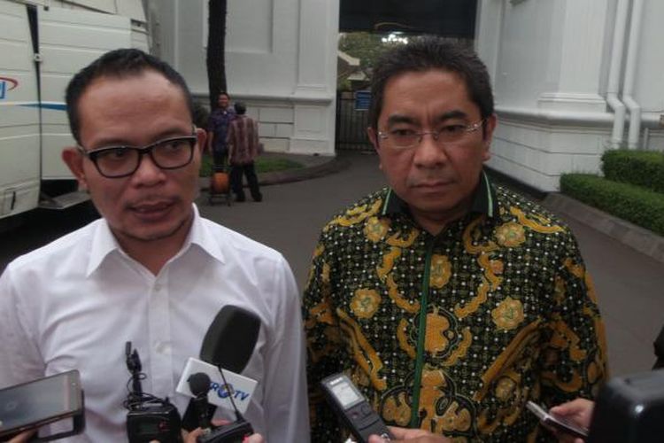 Menteri Tenaga Kerja Hanif Dakhiri bersama Direktur Utama BPJS Ketenagakerjaan Elvyn G. Masassya di istana kepresidenan, Jumat (3/7/2015).