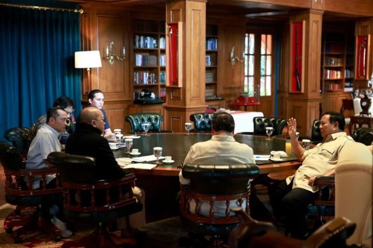 Presiden Prabowo Subianto saat rapat bersama sejumlah menteri di kediaman pribadinya di Hambalang, Bogor, Minggu (15/2/2026). 