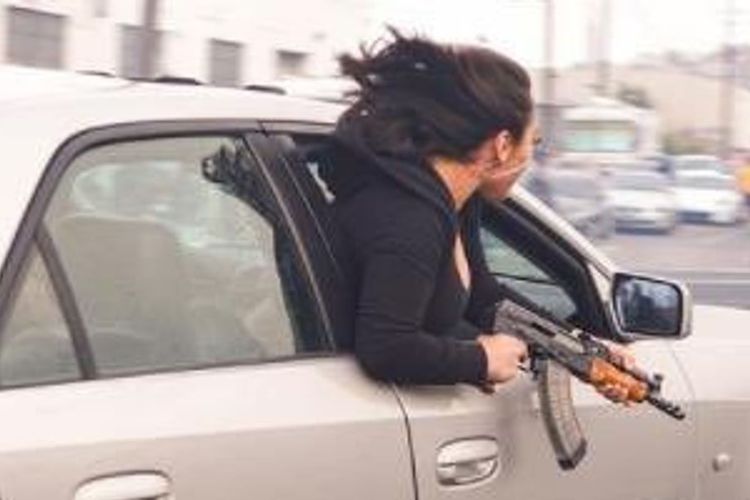 Foto yang diunggah Kepolisian San Francisco, Amerika Serikat, menunjukkan seorang wanita keluar dari mobil sambil membawa senapan serbu AK-47.