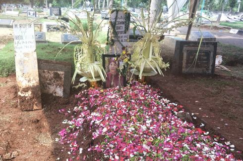 Makna Dua Janur yang Hiasi Makam Ibunda Eko Patrio  