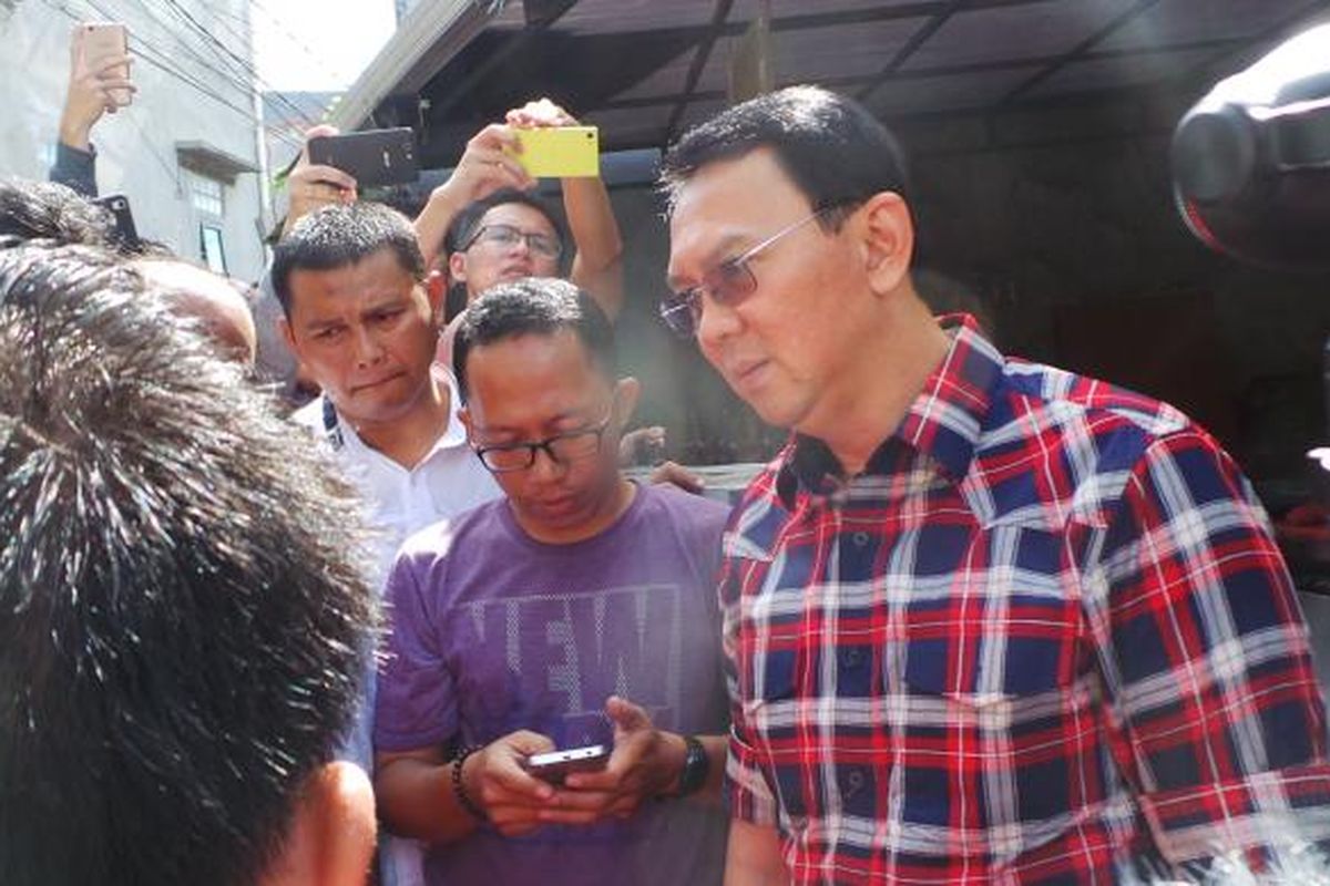 Calon gubernur DKI Jakarta Basuki Tjahaja Purnama atau Ahok saat blusukan dam berkampanye di Balekambang, Condet, Jakarta Timur, Senin (23/1/2017).