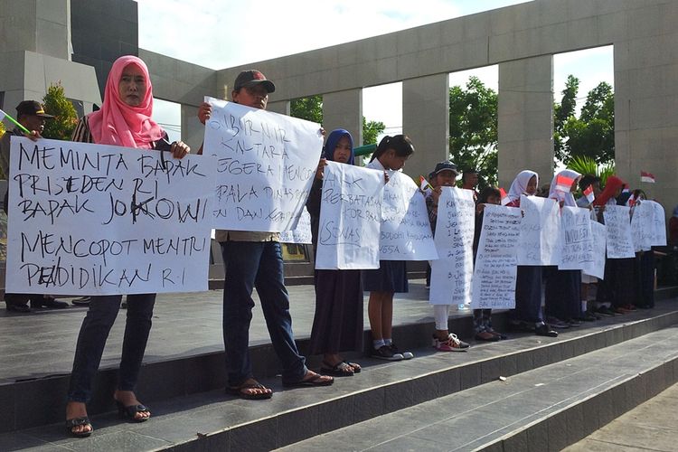 Puluhan orangtua siswa di Kabupaten Nunukan menggelar demo di Tugu Dwikora Nunukan. Mereka menuntut penyelesaian ratusan siswa SMP yang tidak diterima di SMA Negeri. Penerimaan siswa PPDB di Kabupaten Nunukan kisruh karena Kepala Dinas Nunukan memaksa sejumlah SMA Negeri di Nunukan menambah kelas baru untuk menampung siswa SMP yang tidak tertampung.