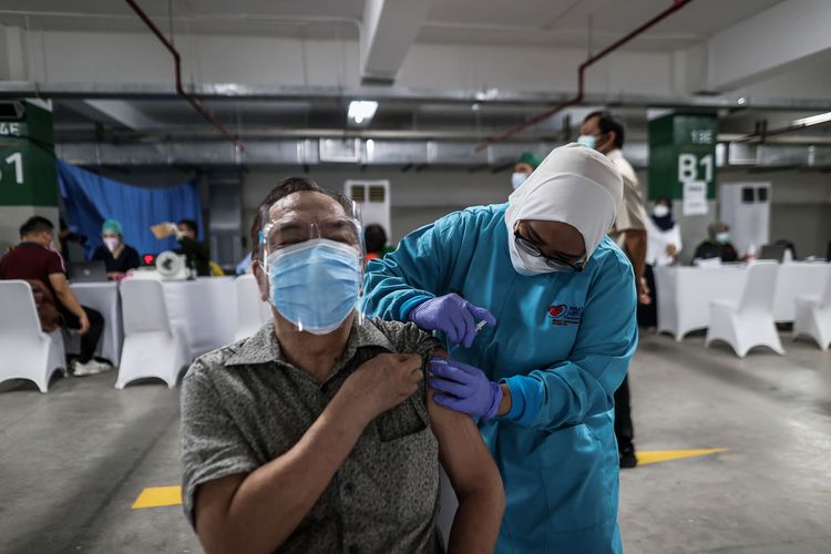 Pemuka agama menjalani vaksinasi Covid-19 Sinovac di kawasan Masjid Istiqlal, Jakarta Pusat, Kamis (25/2/2021). Kegiatan yang terselenggara atas kerja sama Kementerian Agama dan Kementerian Kesehatan ini menargetkan vaksinasi 10 ribu tokoh agama.