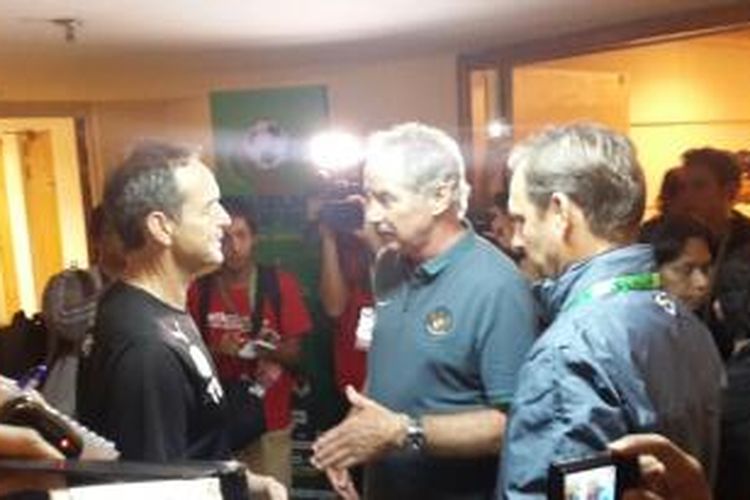 Pelatih tim nasional Filipina, Thomas Dooley (kiri), dan pelatih timnas Indonesia, Alfred Riedl (kanan).