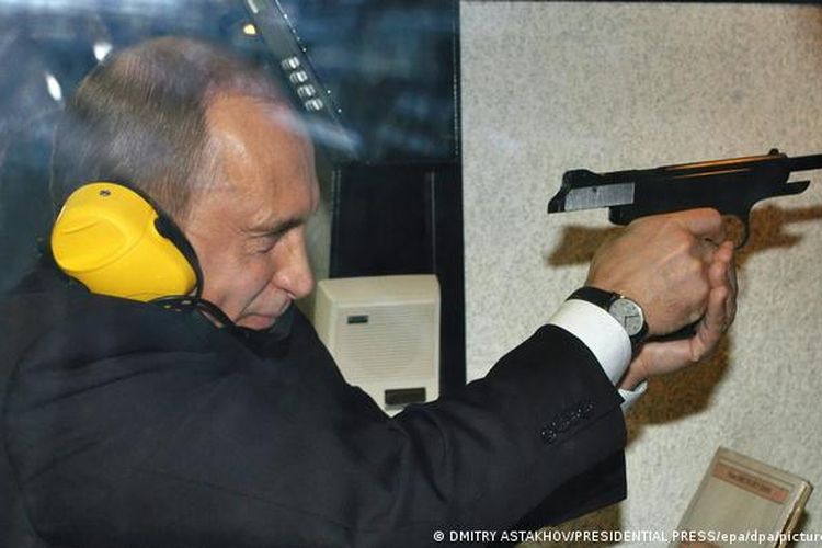 Vladimir Putin menunjukkan kemampuan menembaknya saat mengunjungi markas baru Badan Intelijen Utama (GRU) Staf Umum Angkatan Bersenjata Rusia di Moskwa pada 2006.