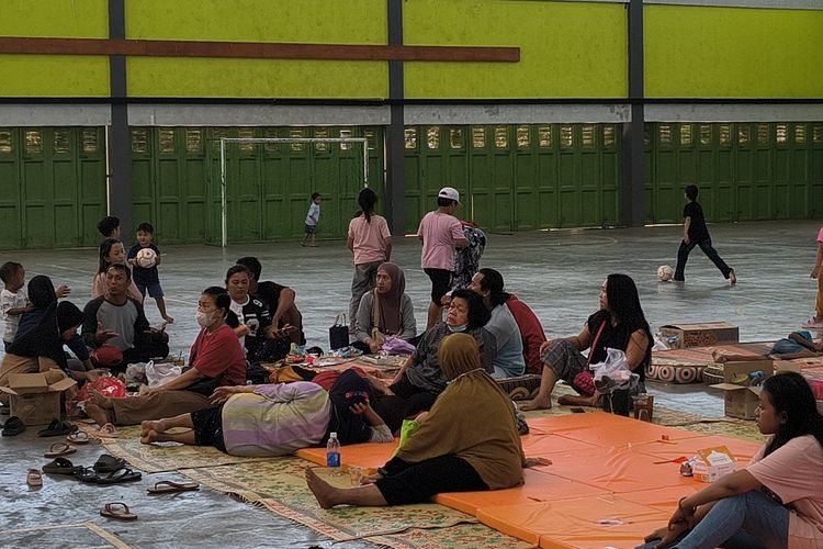 Dampak Kebakaran TPA Putri Cempo, Seratusan Warga Karanganyar Mengungsi di GOR UTP Solo