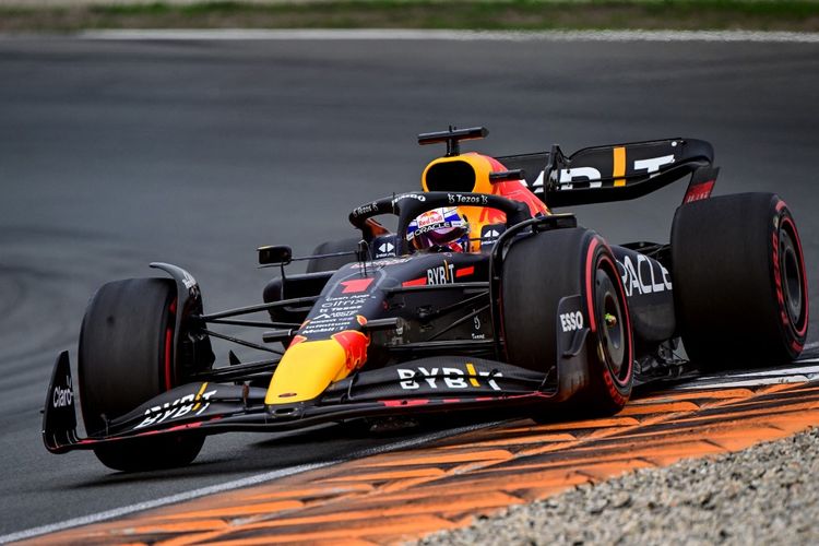 Pebalap Red Bull, Max Verstappen, kala beraksi dalam ajang F1 GP Belanda 2022 di Sirkuit Zandvoort, Belanda, Minggu 4 September 2022.