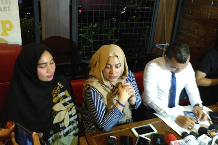 Kuasa hukum Vanessa Angel, M. Zakir Rasyidin (kanan) dan Jane Shalimar (tengah) memberikan keterangan dalam jumpa pers klarifikasi kabar penangkapan Vanessa di Kalibata City, Pancoran, Jakarta Selatan, Senin (7/1/2019).