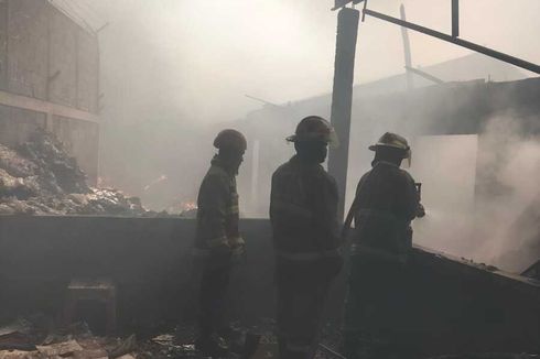 Sudah 33 Jam, Kebakaran Pabrik di Gunung Putri Bogor Belum Sepenuhnya Padam