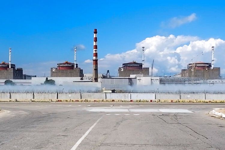 Foto dari video yang dirilis Layanan Pers Kementerian Pertahanan Rusia pada 7 Agustus 2022, tampak Pembangkit Listrik Tenaga Nuklir atau PLTN Zaporizhzhia di bawah kendali militer Rusia di Ukraina tenggara.