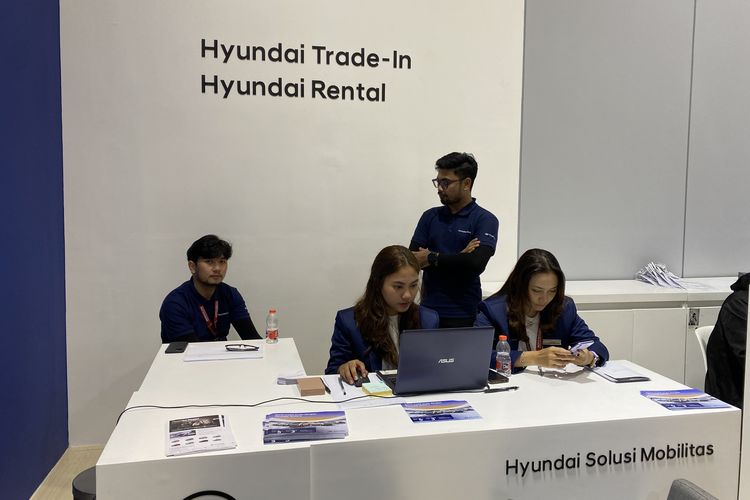 Area ?Hyundai trade-in? yang ada di booth Hyundai di IIMS 2024, dimana pengunjung dapat melakukan konsultasi program trade-in dengan pihak Hyundai