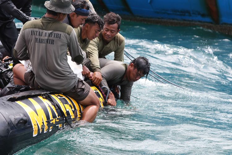 Prajurit Batalyon Intai Amfibi 1 Korps Marinir (Yontaifib) TNI AL melakukan pencarian pesawat Sriwijaya Air SJ 182 yang hilang kontak di perairan Kepulauan Seribu, Jakarta, Sabtu (16/1/2021). Pesawat Sriwijaya Air SJ 182 yang hilang kontak pada Sabtu (9/1/2021) sekitar pukul 14.40 WIB di ketinggian 10 ribu kaki tersebut membawa enam awak dan 56 penumpang.