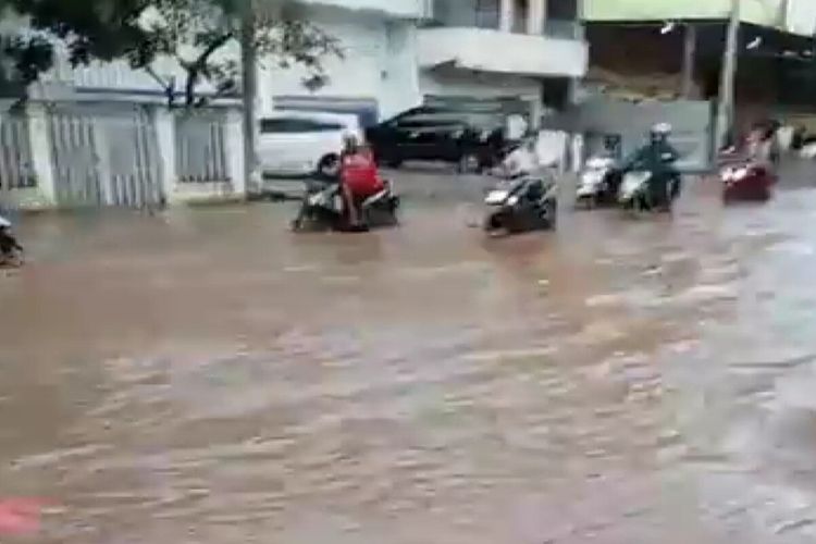 Kota Bima, NTB kembali dilanda banjir bandang, Senin (13/2/2021). Seorang warga dilaporkan hilang terseret banjir, dan hingga saat ini masih dalam pencarian.