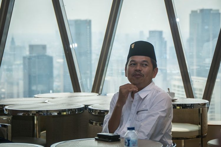 Bupati Purwakarta yang juga Ketua Dewan Pimpinan Daerah (DPD) Partai Golkar Jawa Barat Dedi Mulyadi menunggu untuk bertemu dengan Ketua Dewan Pembina Partai Golkar Aburizal Bakrie, di Bakrie Tower, Jakarta, Jumat (29/9). Dedi Mulyadi mengatakan pertemuan yang dilakukan secara tertutup itu membahas beberapa hal, di antaranya mengenai Pemilihan Gubernur Jawa Barat. 