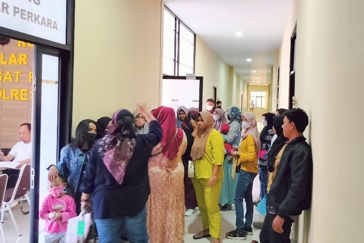 Sejumlah warga korban arisan online dari Kecamatan Kersana dan Tanjung mendatangi Markas Polres Brebes untuk menuntut keadilan, Rabu (2/8/2023). 