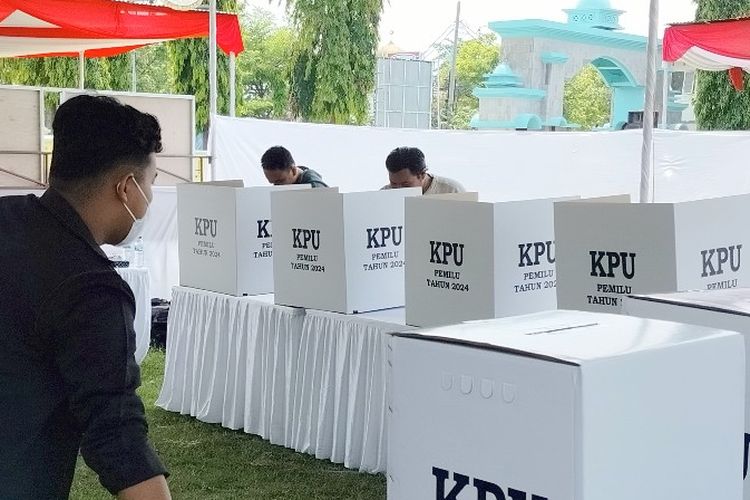 Komisi Pemilihan Umum (KPU) Brebes, Jawa Tengah menggelar simulasi pemungutan dan perhitungan suara Pemilu 2024 di Tempat Pemungutan Suara (TPS) Islamic Center, Brebes, Selasa (26/12/2023).