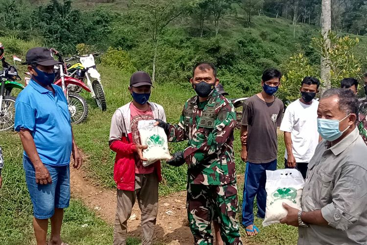 Danrem 081/DSJ Madiun Kolonel (Inf.) Waris Ari Nugroho memberikan bantuan beras kepada warga kaki Gunung Kawi di Kecamatan Doko, Kabupaten Blitar, Kamis (12/8/2021)