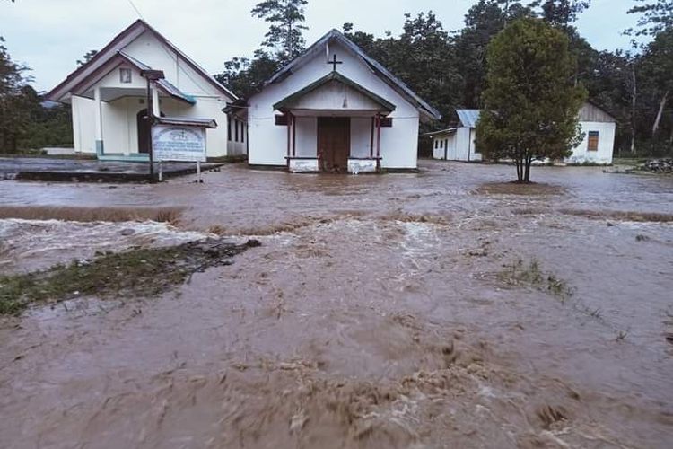 Luapan air sungai hingga ke Gereja di Kampung Membowi Jalur 3 Distrik Masni Manokwari
