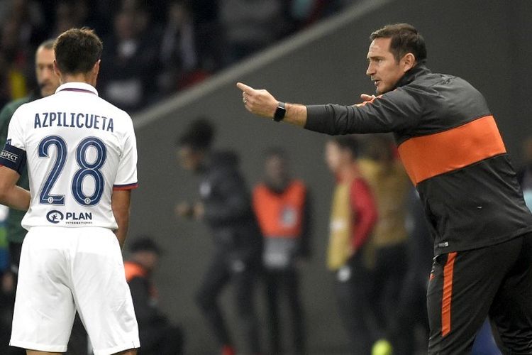 Frank Lampard memberi instruksi kepada Cesar Azpilicueta pada pertandingan Lille vs Chelsea dalam lanjutan Liga Champions di Stadion Pierre Maurroy, 2 Oktober 2019. 
