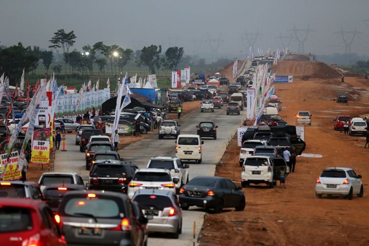 Suasana kendaraan pemudik saat memasuki rest area Tol  Pemalang-Batang, Jawa Tengah, Senin (11/6/2018). Jalan tol tersebut merupakan tol fungsional yang dibuka selama 24 jam hingga H+ 7 Lebaran.