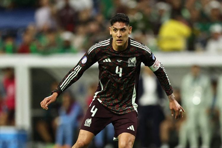 Gelandang timnas Meksiko Edson Alvarez mengontrol bola pada pertandingan Grup B Copa America 2024 antara Meksiko vs Jamaika di Stadion NRG pada 22 Juni 2024 di Houston, Texas.
