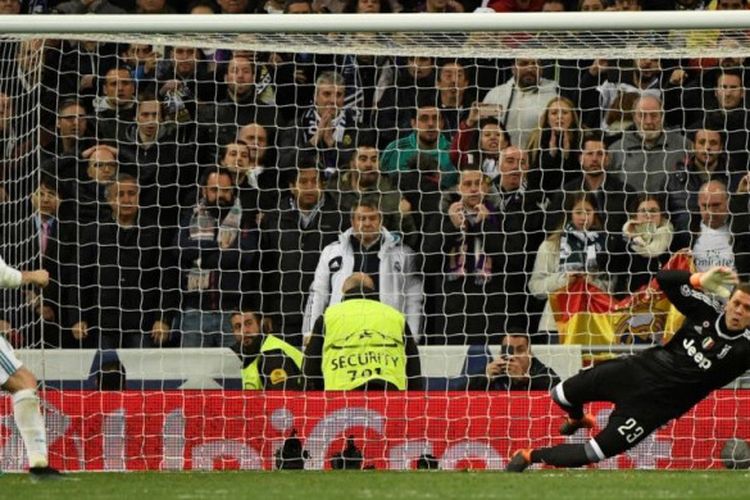 Tembakan penalti Cristiano Ronaldo yang melesat masuk gawang Juventus untuk membawa Real Madrid lolos ke semifinal Liga Champions setelah partai di Santiago Bernabeu, Madrid, 11 April 2018.
