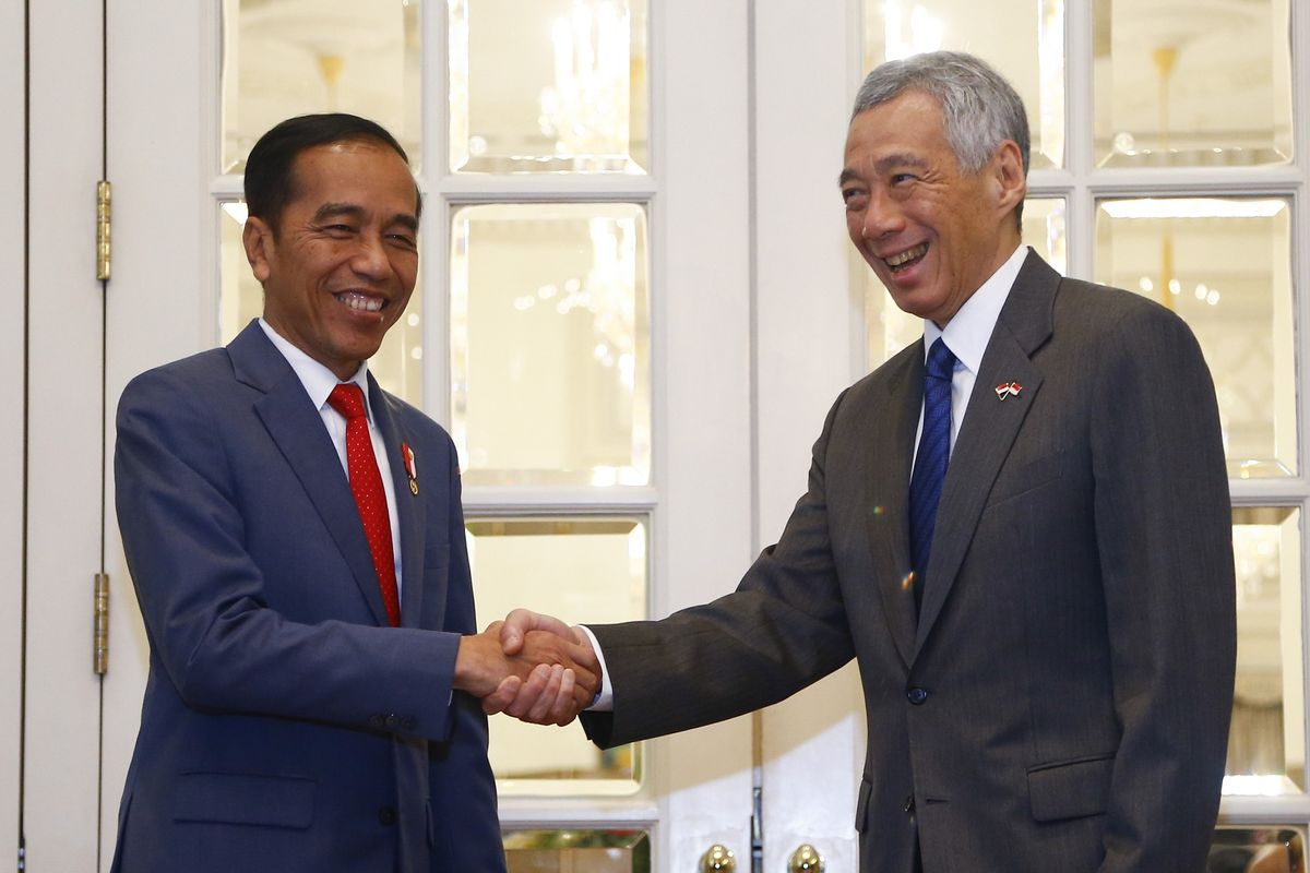 Presiden Indonesia Joko Widodo (Jokowi) dan Perdana Menteri Singapura Lee Hsien Loong selama pertemuan di Istana Kepresidenan Singapura pada 8 Oktober 2018.