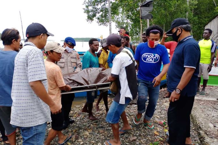 Jenazah Tujiman saat tiba di Poumako, Timika, Sabtu (29/8/2020).