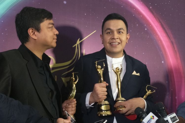 Tulus Memboyong empat penghargaan dalam malam Anugerah Musik Indonesia (AMI) Awards 2017 yang digelar Teater Garuda TMII, Jakarta Timur, Kamis (16/11/2017).