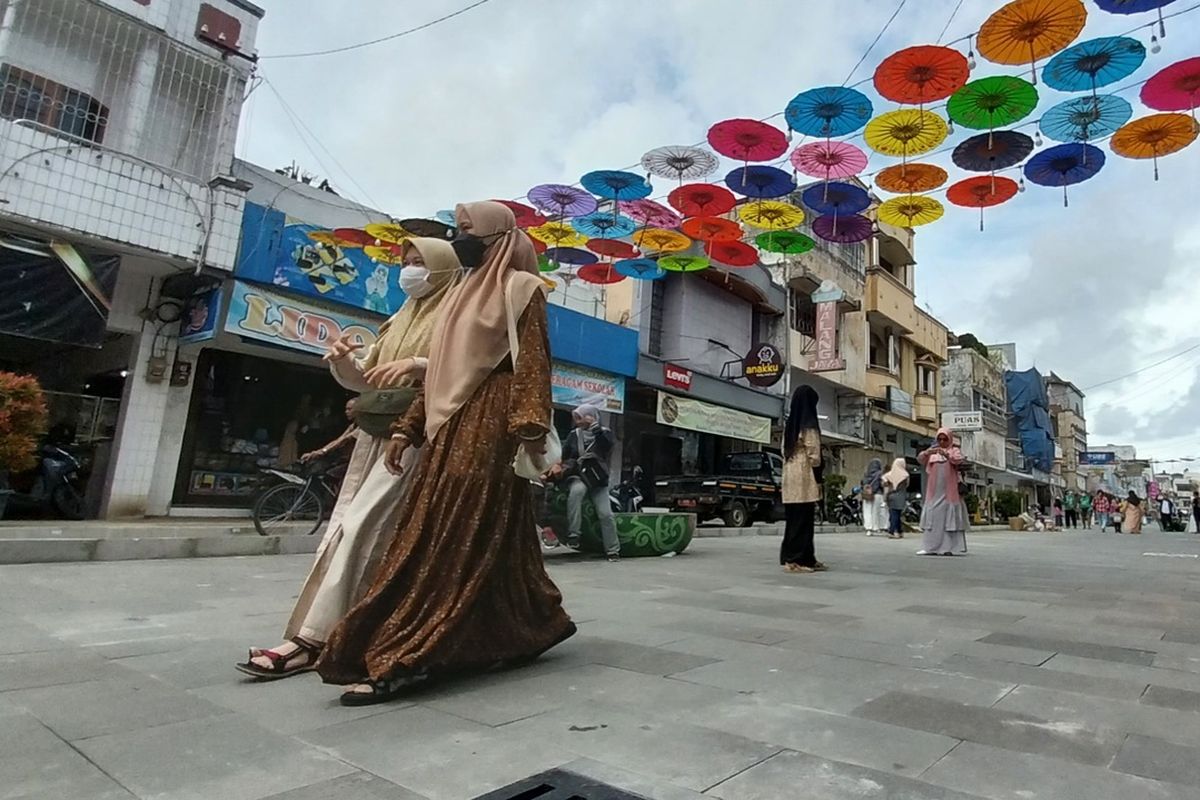 Foto-foto: Kawasan pedestrian ala Braga dan Malioboro-nya Tasikmalaya sesuai sebutan Gubernur Jawa Barat Ridwan Kamil, diserbu masyarakat yang antusias berkunjung dan berswafoto di dua kawasan pusat kota Tasikmalaya, Jawa Barat, Kamis (27/10/2022).